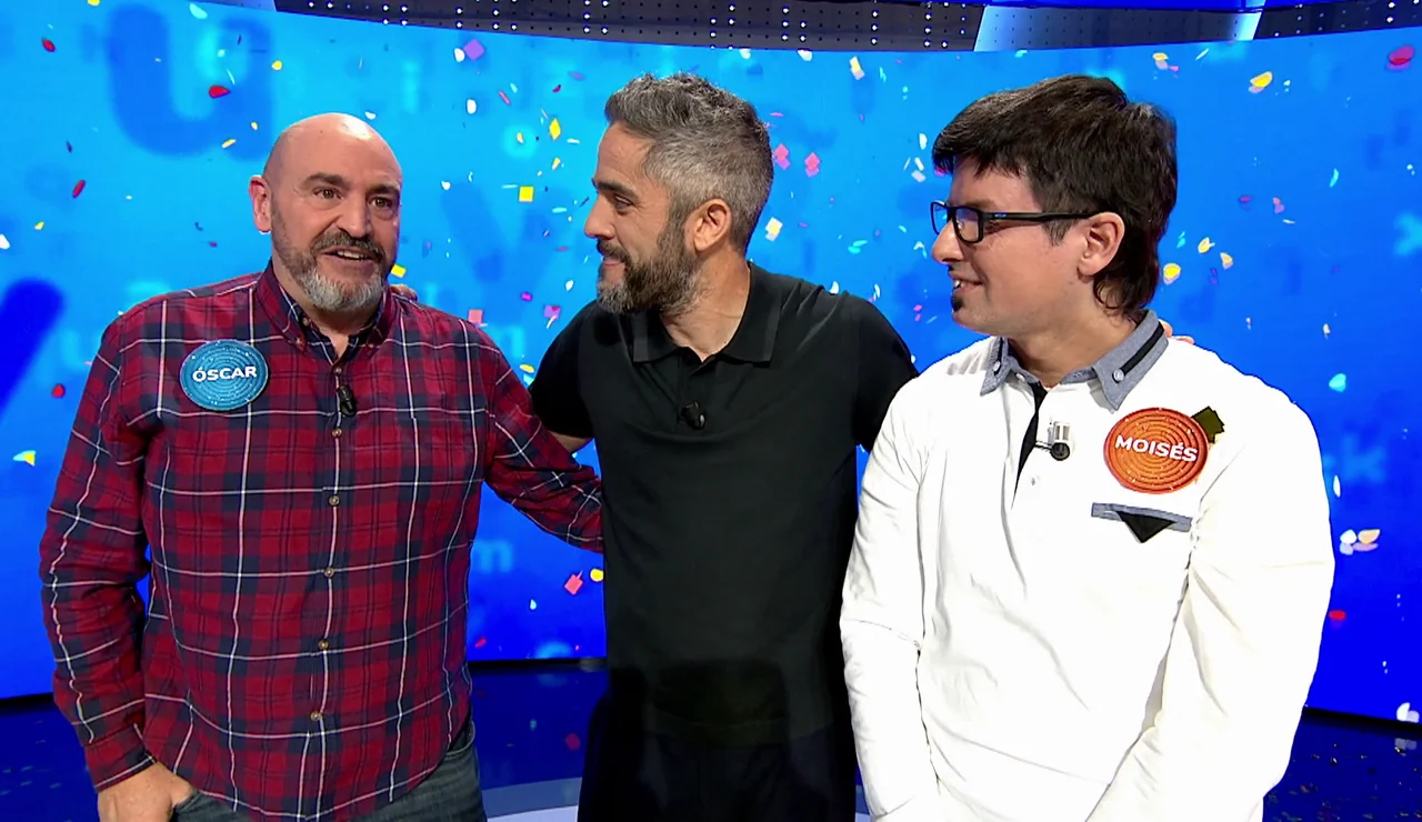 La reacción de Óscar tras ganar el bote de Pasapalabra: primeras palabras y su abrazo a Moisés