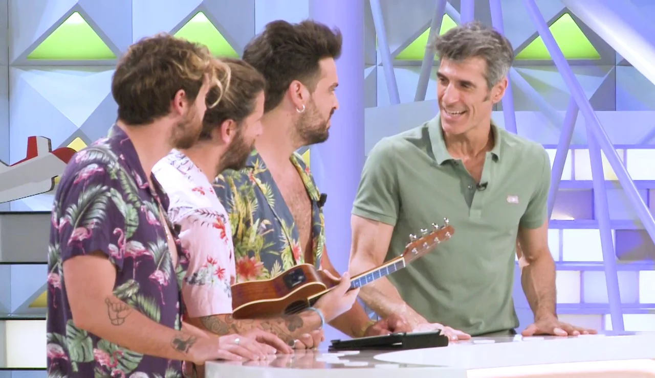 Bombai se divierte en ‘La ruleta de la suerte’ 
