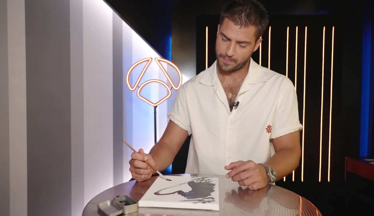 Una obra de arte en menos de un minuto: Maxi Iglesias demuestra su talento artístico en una prueba contrarreloj