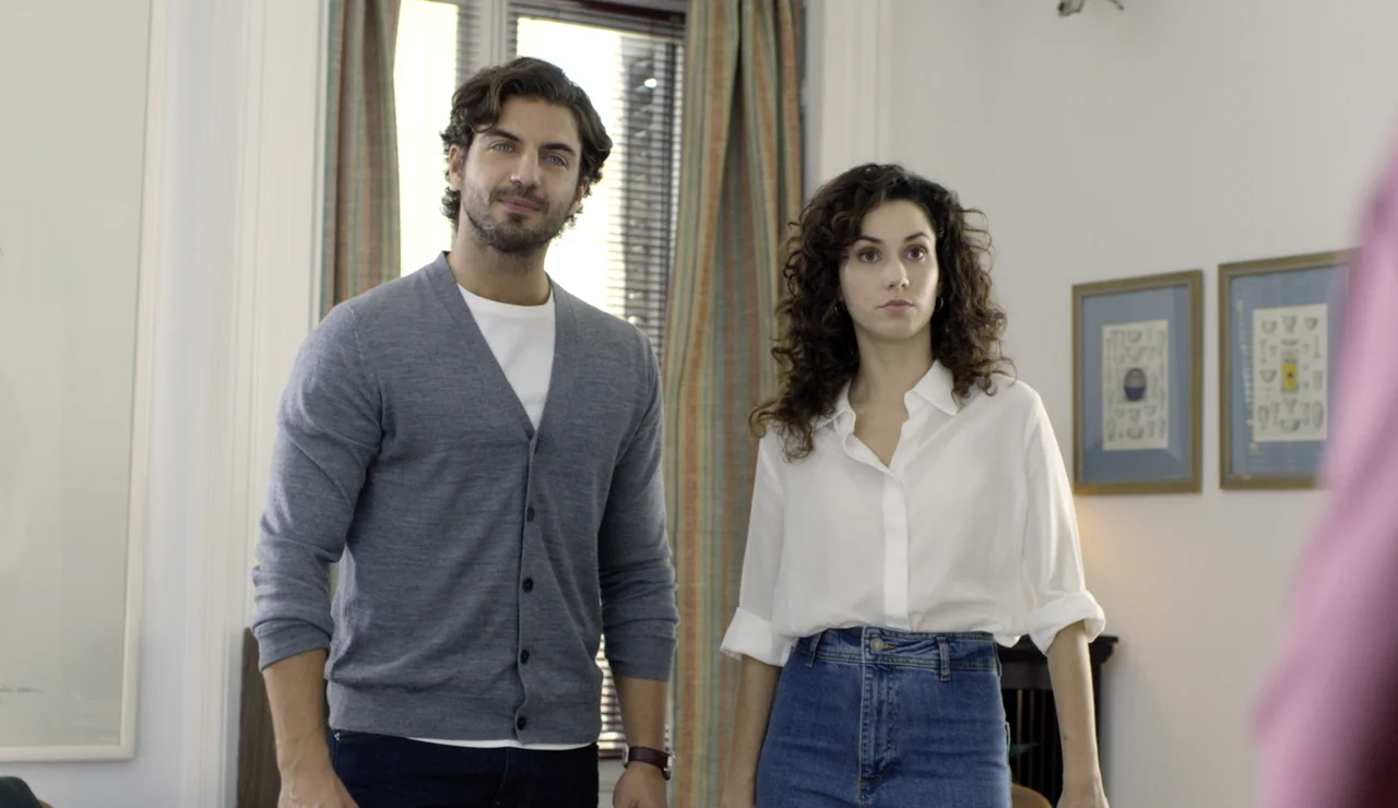 ¿De qué te suenan Maxi Iglesias y Ximena Romo? ¡Descubre a los actores que protagonizan Los artistas!