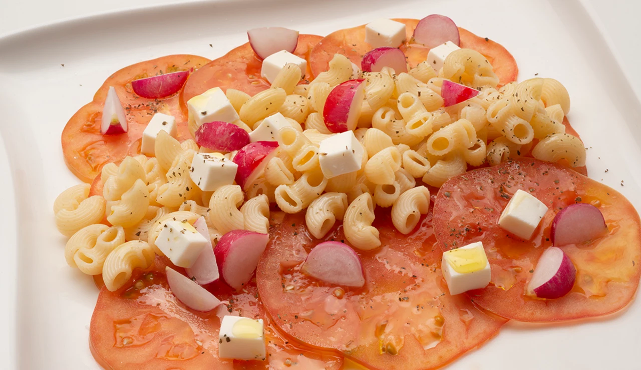 Ensalada de pasta, tomate y rabanitos
