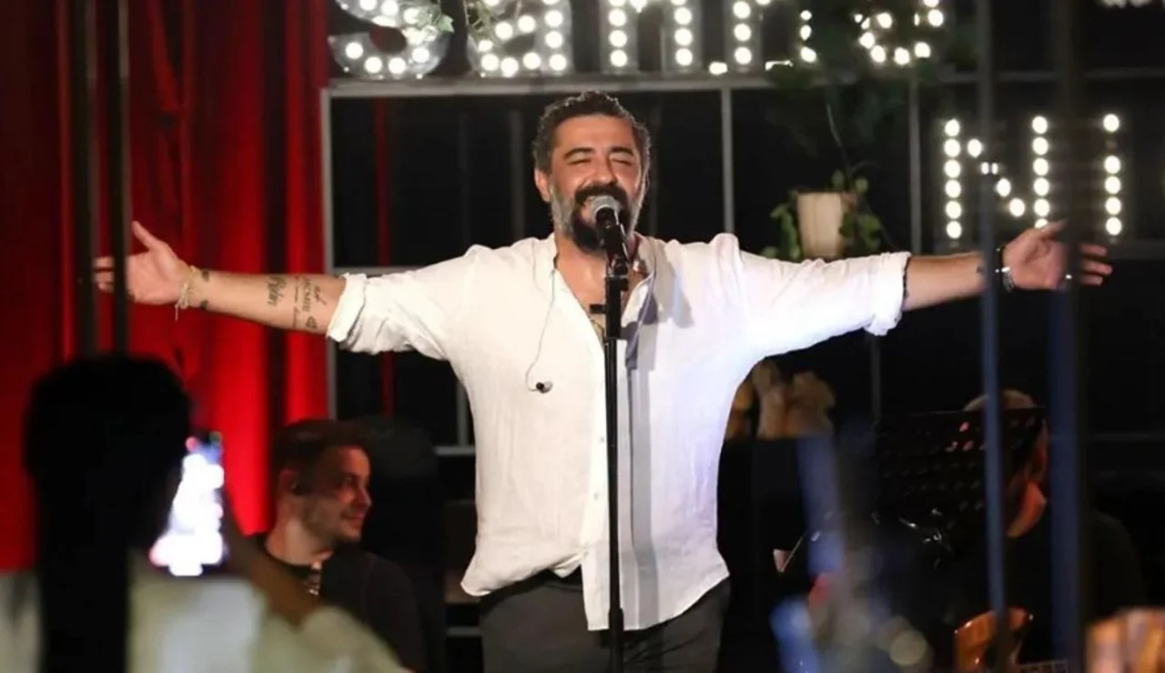 Showman, cantante y actor: así es Celil Nalçakan, el intérprete que da vida a Akif en Hermanos
