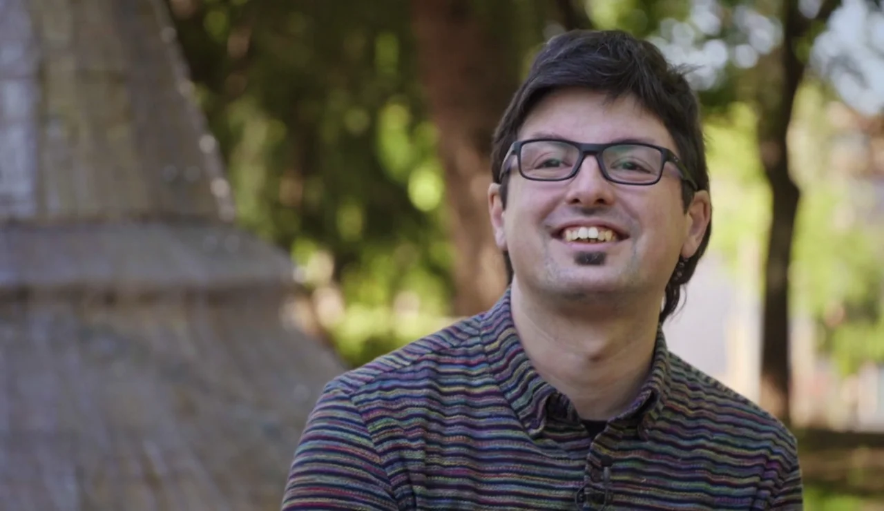 Así es Moisés más allá de Pasapalabra: “Siempre que termino los roscos llamo a mi madre”