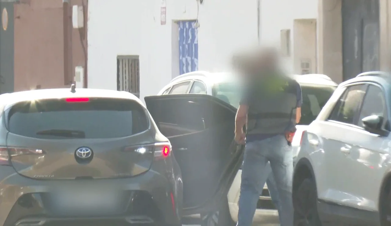 Agresor de Mateo entrando al coche de la Guarida Civil en Mocejón 