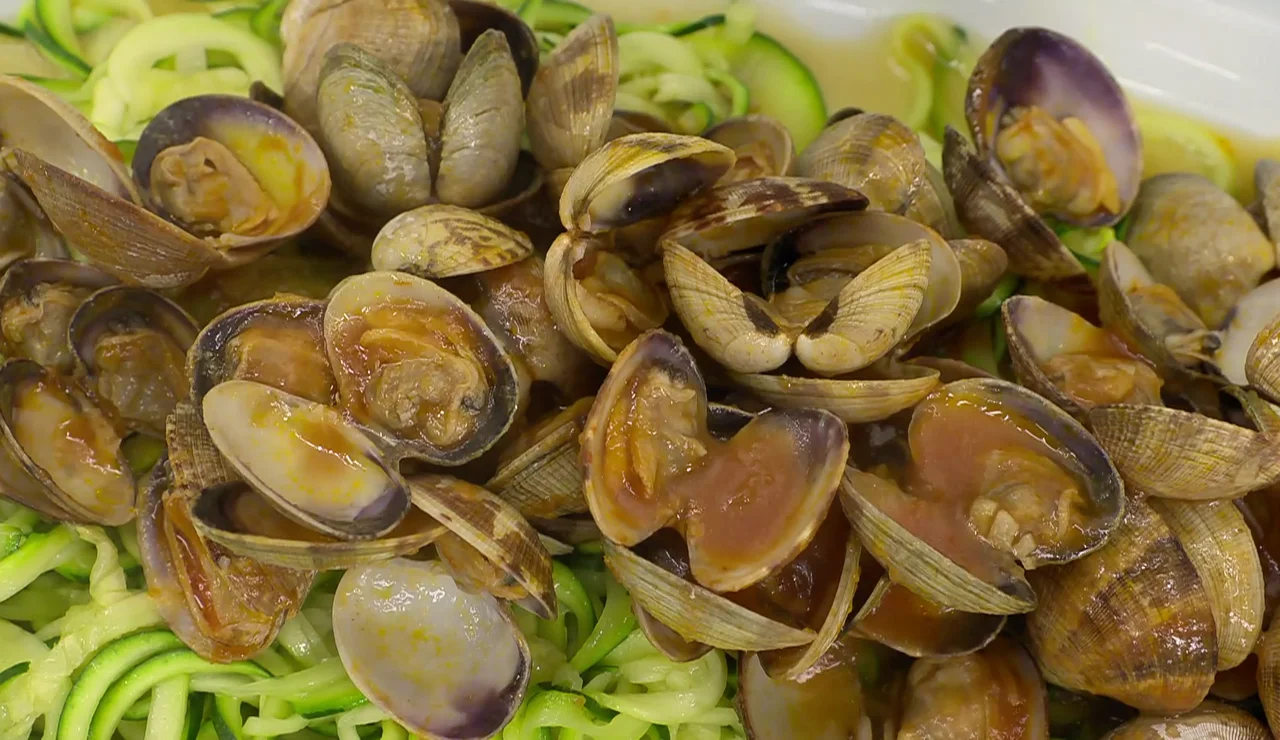 "Almejas, chirlas, mejillones, coquinas..." La salsa top de Arguiñano para cualquiera de estos moluscos