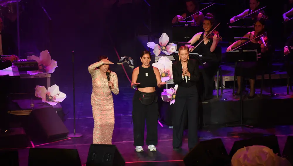 Anabel Pantoja, con su tía Isabel y Soraya Arnelas Anabel Pantoja, con su tía Isabel y Soraya Arnelas