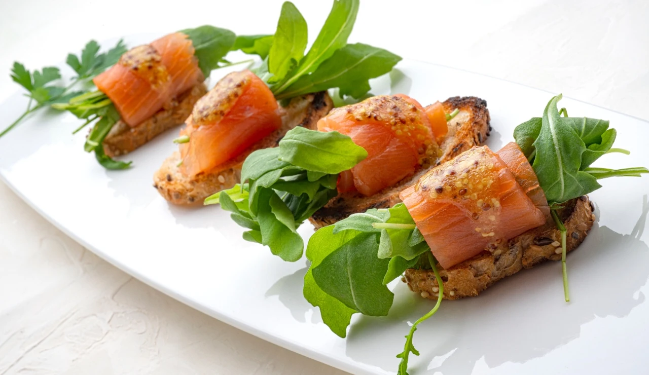 Un aperitivo barato, fácil y rápido que se prepara en 5 minutos: rollitos de salmón y rúcula, de Arguiñano