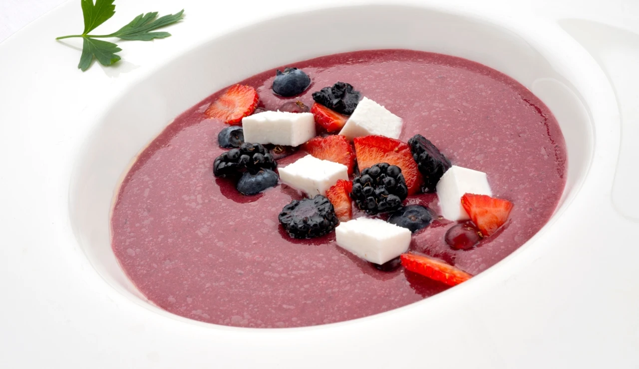 Arguiñano desvela cómo se elabora uno de los entrantes de su restaurante: gazpacho de frutos rojos