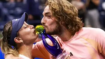 Badosa y Tsitsipas besan el trofeo del US Open Mixed Madness