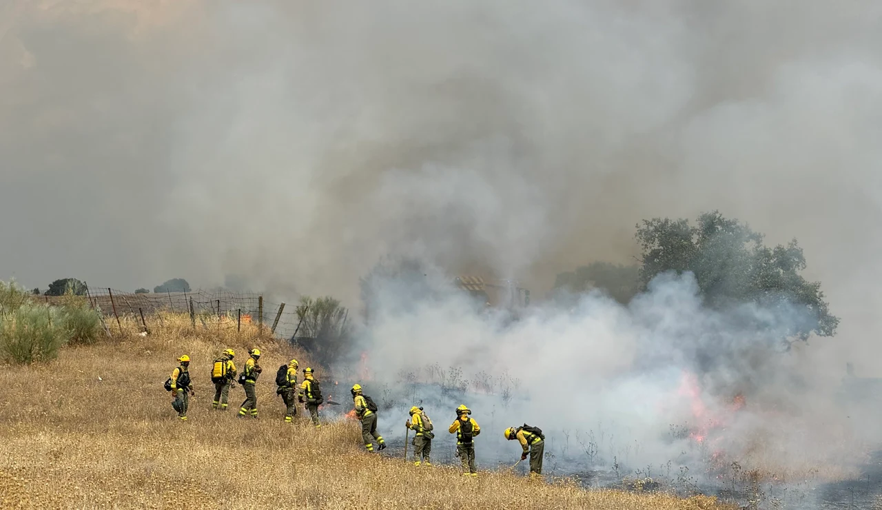 Bomberos trabajando en la extinción del incendio de Tres Cantos 