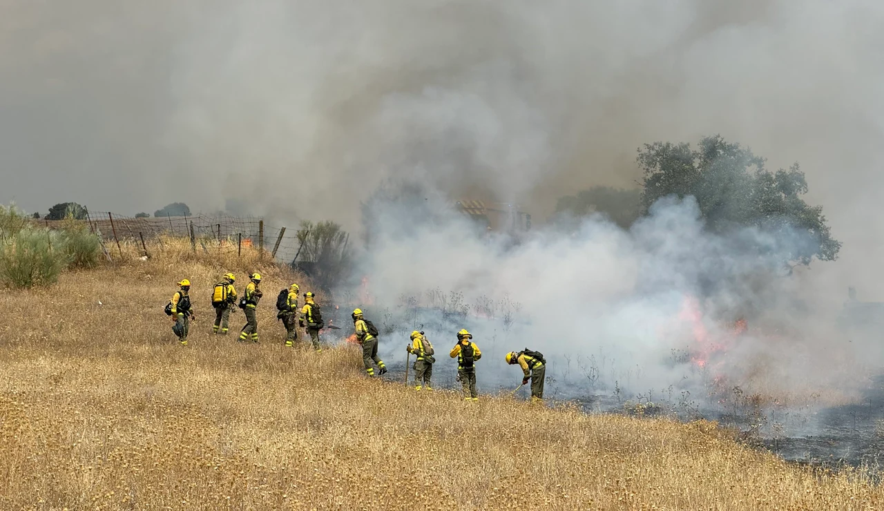 Bomberos trabajando en la extinción del incendio de Tres Cantos 
