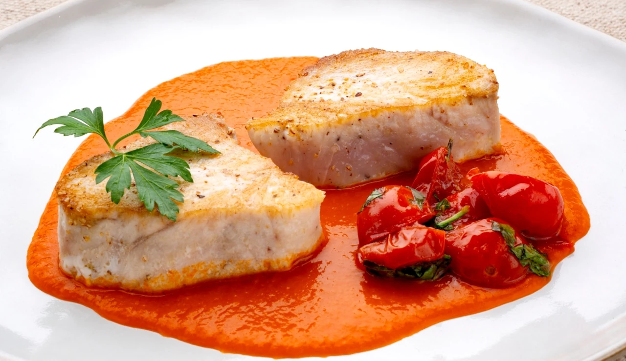 Bonito con salsa vizcaína y tomatitos