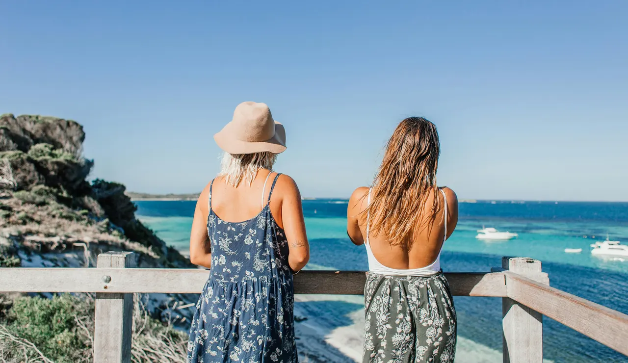 Dos mujeres mirando el mar