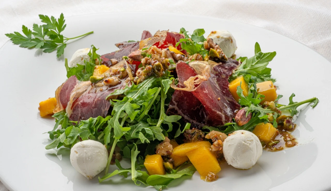 Ensalada de cecina, queso y mango