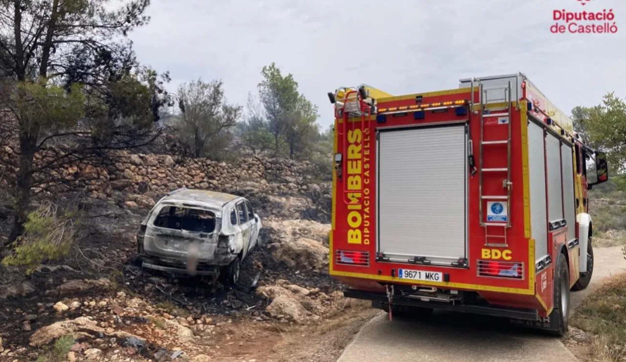 Un equipo de bomberos junto al vehículo que ha provocado el incendio en Castellón