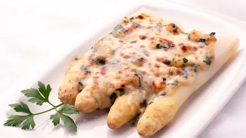 Espárragos con langostinos y espinacas, de Arguiñano: "Un platazo de fiesta" Espárragos con langostinos y espinacas, de Arguiñano: "Un platazo de fiesta"