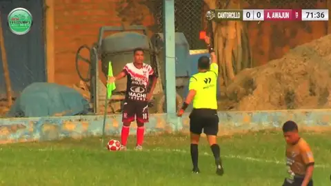 Expulsan a un jugador de fútbol tras orinar en pleno partido