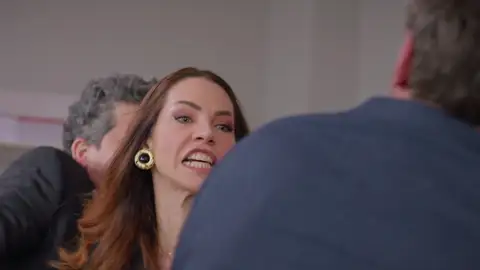 ¡Gokhan y Ayla llegan a las manos! La tensión entre los padres de Berk se dispara en la reunión de padres ¡Gokhan y Ayla llegan a las manos! La tensión entre los padres de Berk se dispara en la reunión de padres