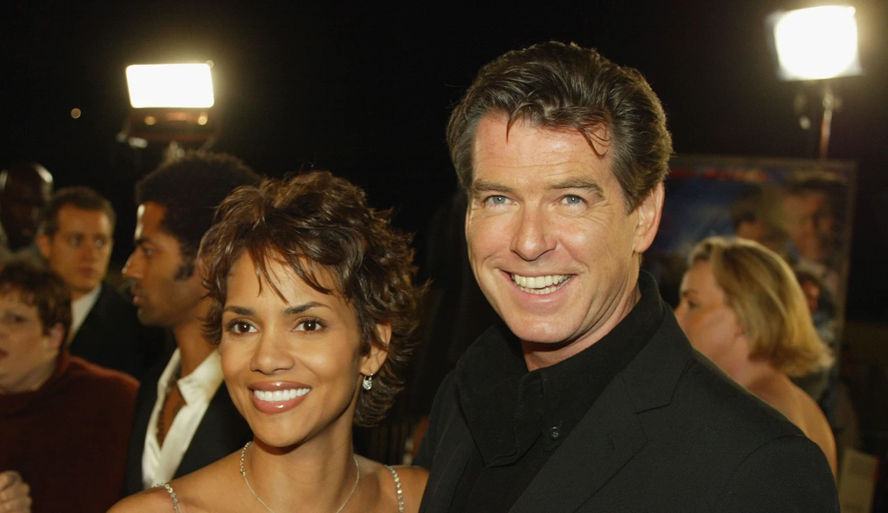 Halle Berry y Pierce Brosnan en el estreno de Muero otro día de James Bond