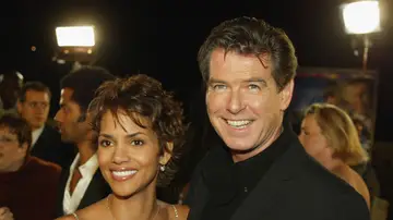 Halle Berry y Pierce Brosnan en el estreno de Muero otro día de James Bond