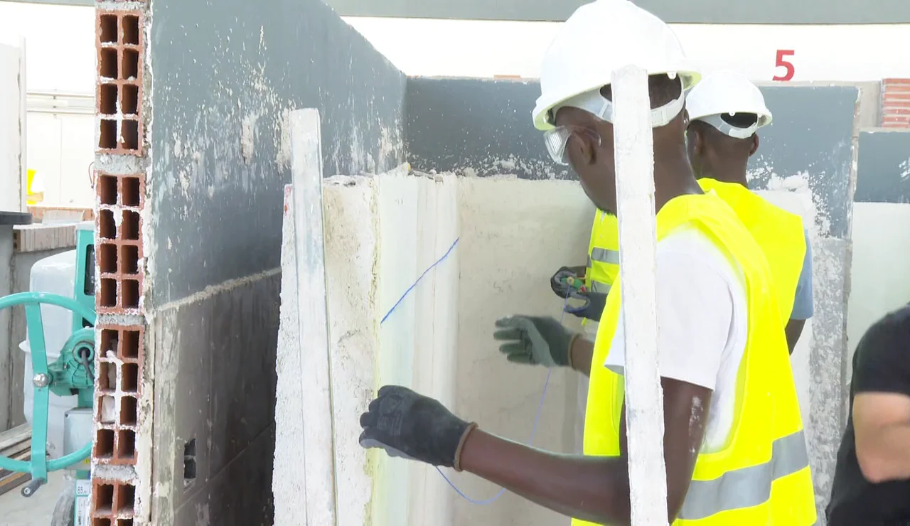 Inmigrantes trabajando en el sector de la construcción