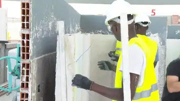Inmigrantes trabajando en el sector de la construcción