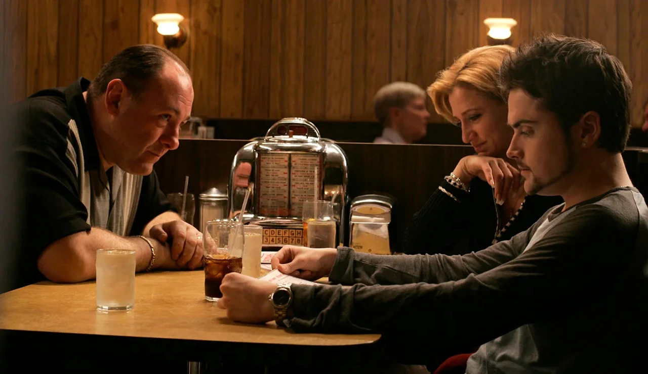 James Gandolfini, Edie Falco y Robert Iler en Los Soprano