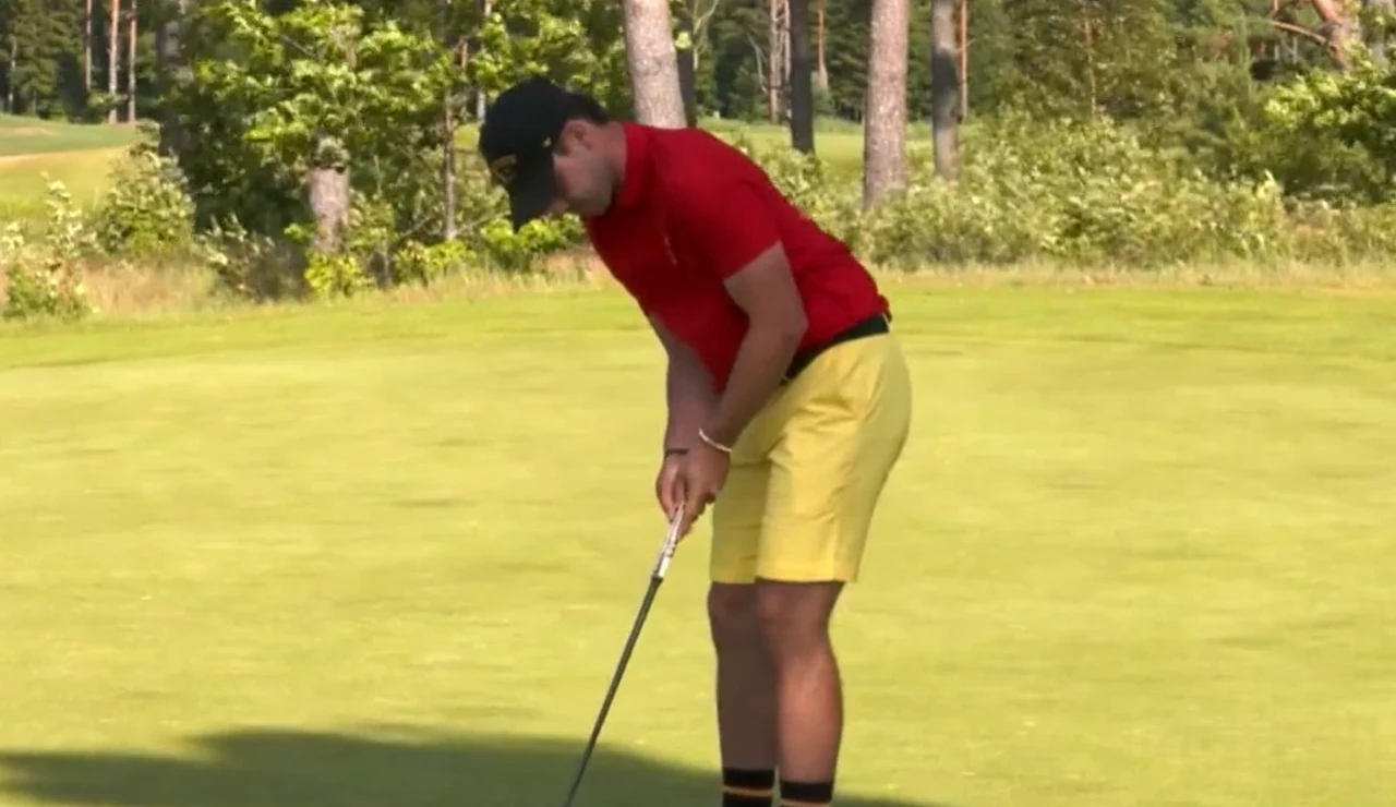 José Luis Ballester jugando al golf