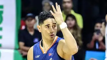 Un jugador celebra una canasta de cuatro puntos