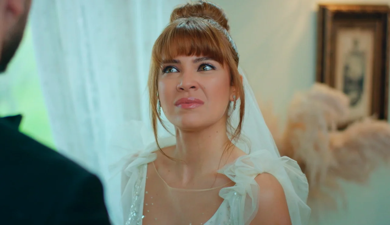 Kumru deja plantado a Çağatay el día de su boda tras descubrir sus planes: "Ojalá no te hubiera conocido nunca"