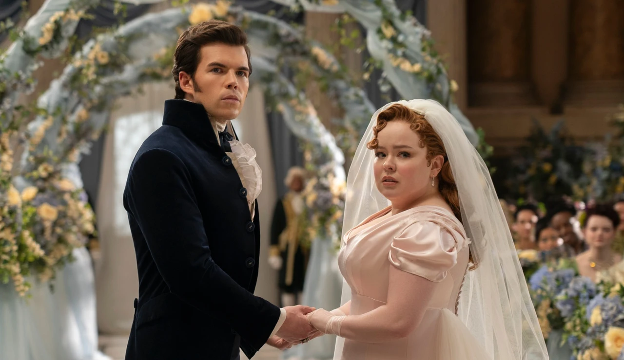 Luke Newton como Colin Bridgerton y Nicola Coughlan como Penelope Featherington en la boda de sus personajes