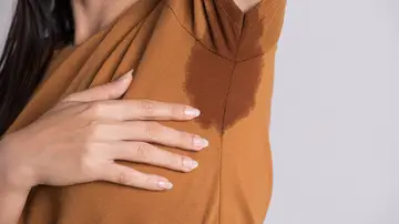 Mujer con la axila sudada