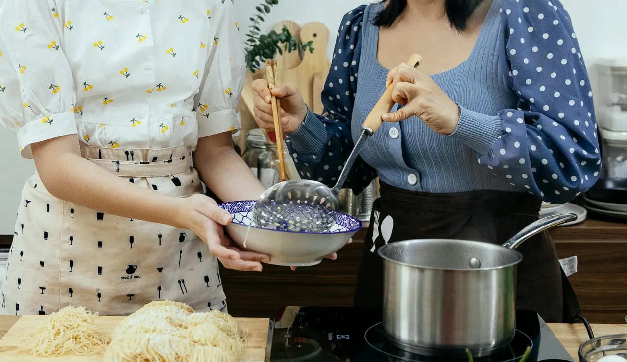 Mujeres cocinando de forma casera