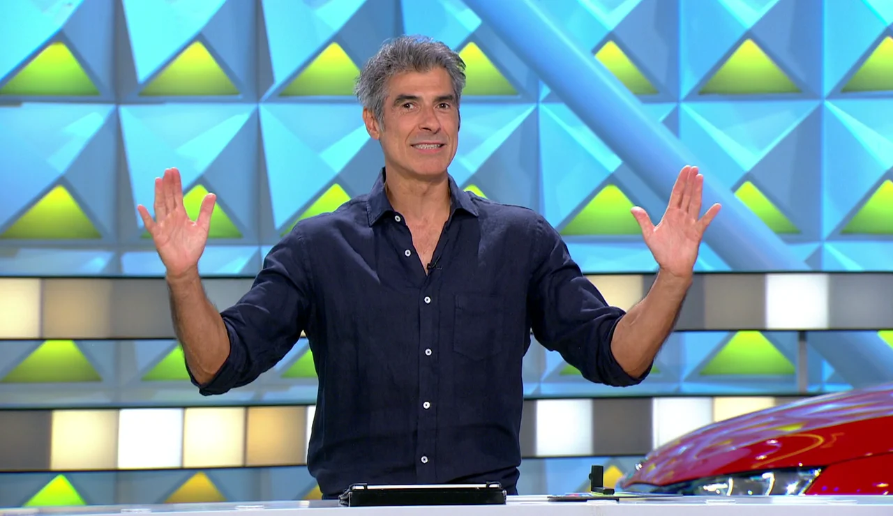 ¡Lo nunca visto! Jorge Fernández tiene que ayudar a los concursantes en el panel de la palabra