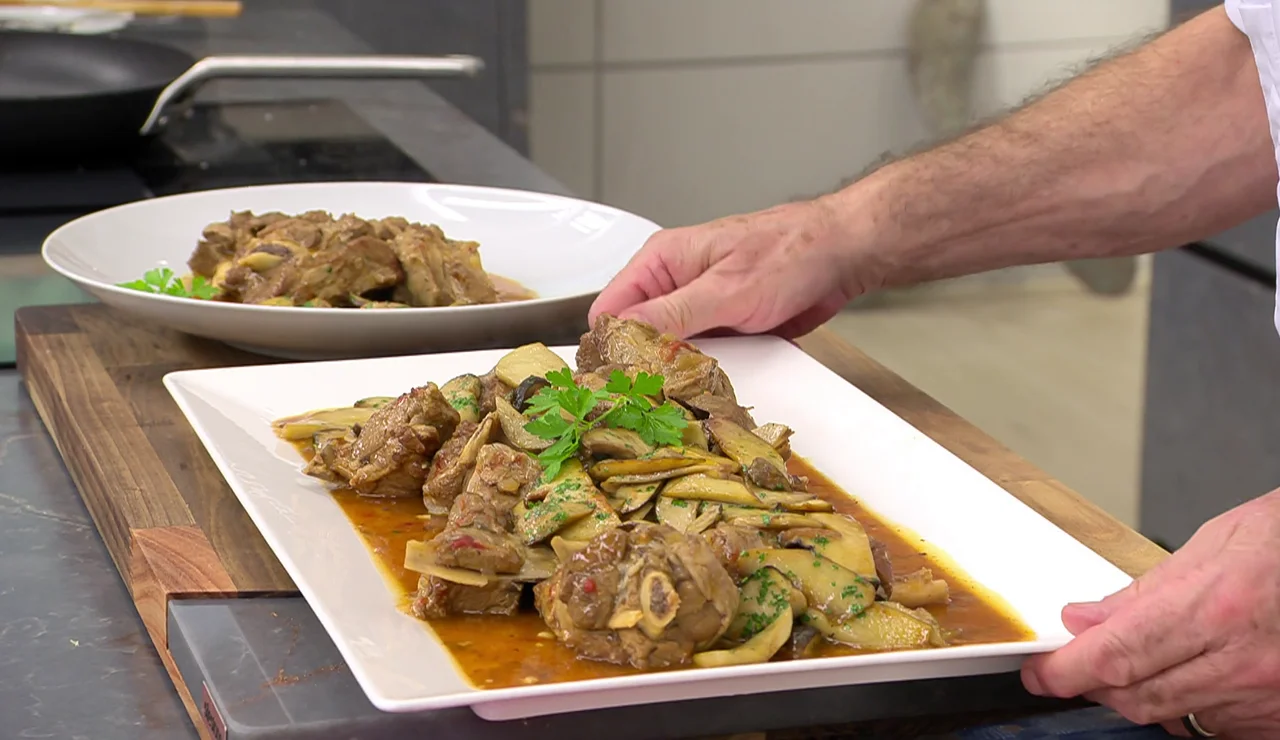 Paletilla de cordero guisada con hongos, de Arguiñano: &quot;Esta receta es un festival&quot;