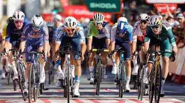 Pavel Bittner imponiéndose a Van Aert en el sprint de la quinta etapa