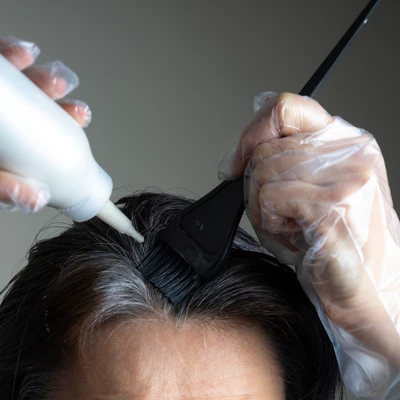 Persona tiñéndose el pelo