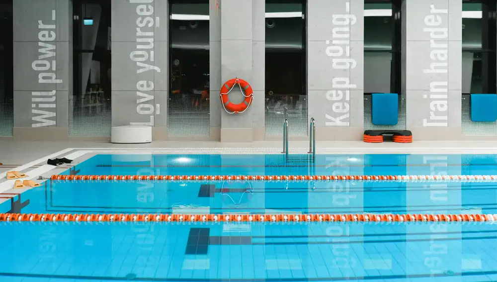 Piscina de natación con salvavidas y carriles Piscina de natación con salvavidas y carriles