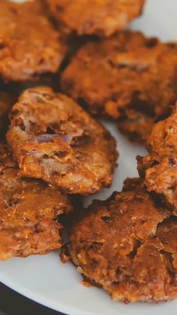 Plato de buñuelos de patata para dipear