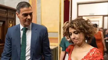 El presidente del Gobierno, Pedro Sánchez, y la vicepresidenta primera y ministra de Hacienda, María Jesús Montero