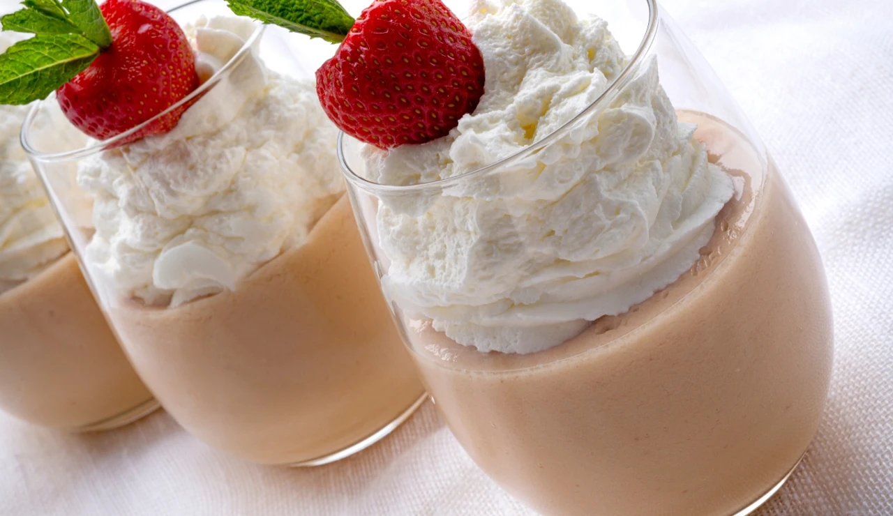 Receta de natillas de fresa con nata, el postre que Arguiñano dedica a padres y abuelos