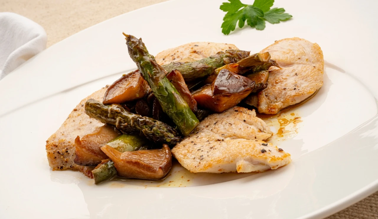 Una receta súper saludable de Karlos Arguiñano: pavo con espárragos y setas