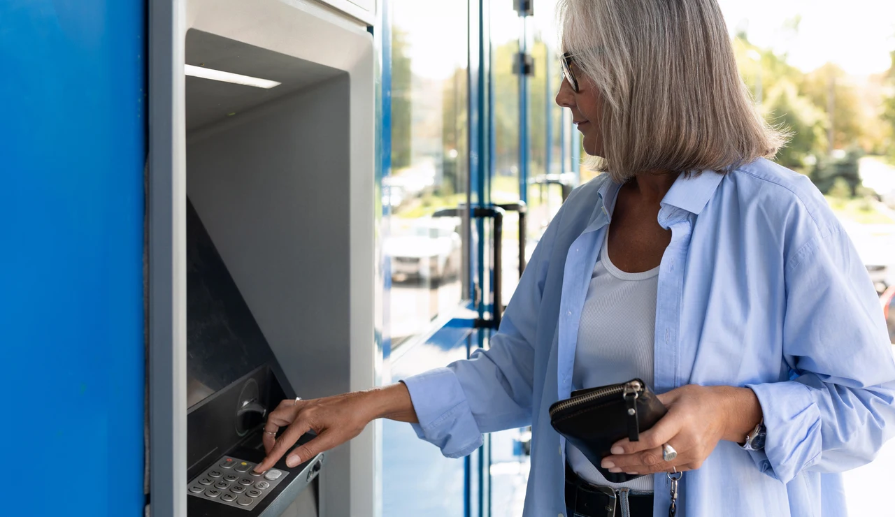 Señora sacando dinero de un cajero
