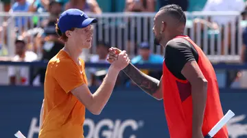 Sinner y Kyrgios se saludan tras un partido 