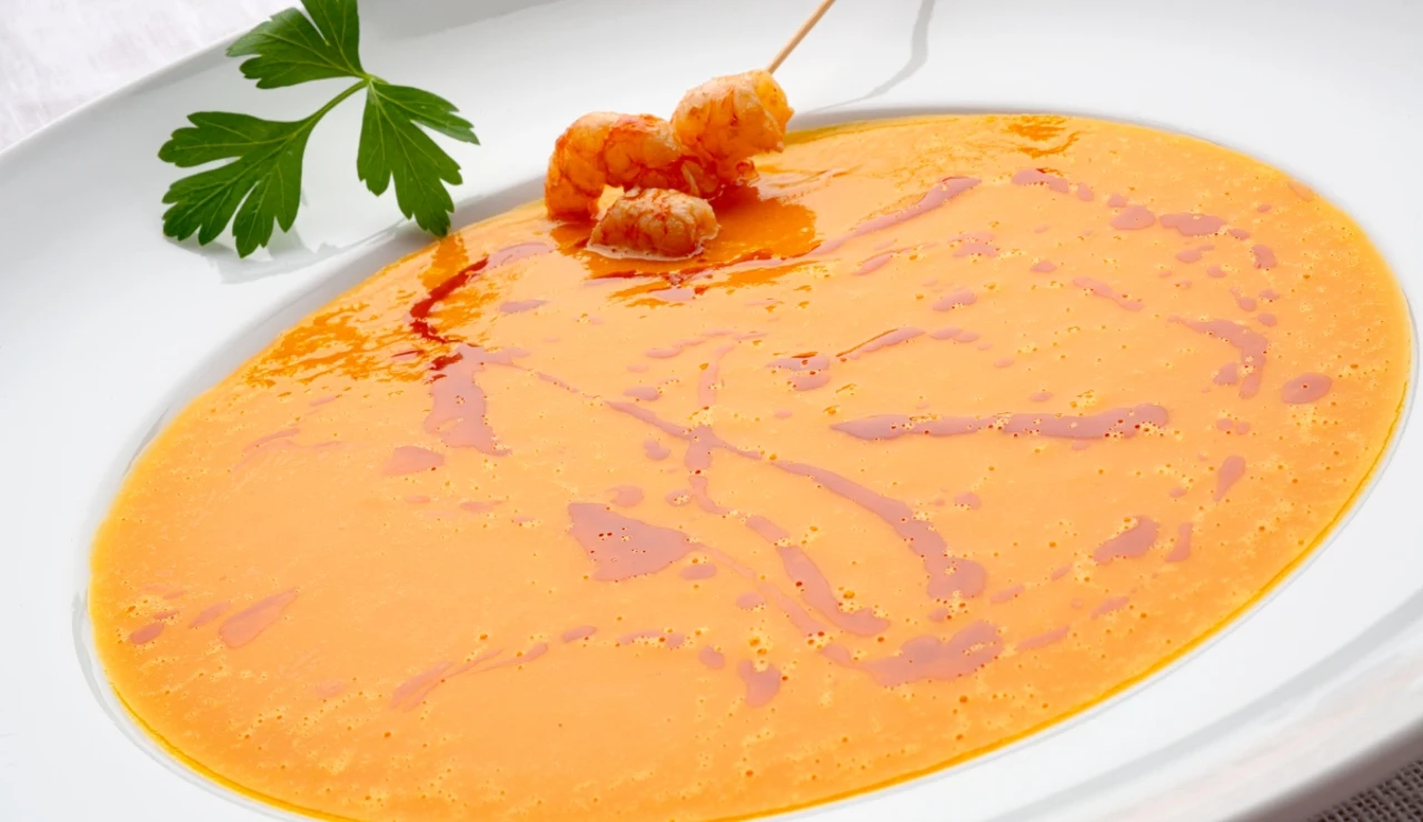 La sopa atemporal de Karlos Arguiñano: de calabaza y naranja con gambas