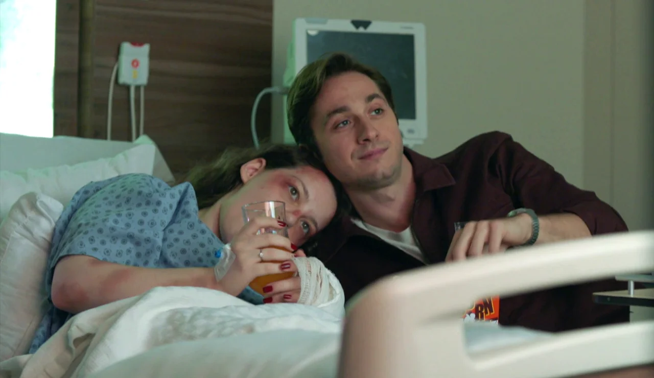¡Sorpresa de película! Efe convierte la habitación de hospital de Tuğçe en una pequeña sala de cine