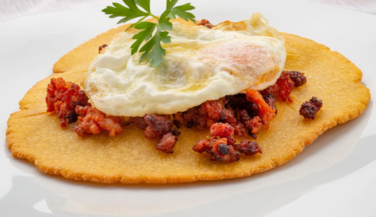 Torto de maíz con picadillo y huevo, de Karlos Arguiñano: &quot;¡Qué manera de empezar la semana!&quot;